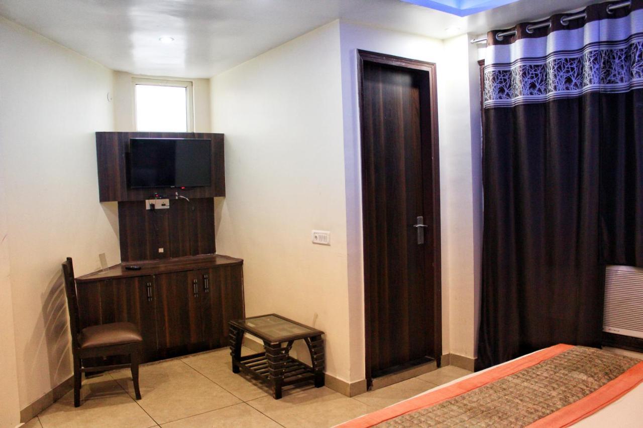 Airport Hotel Classic Park New Delhi Exterior photo